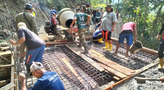 Selain mengerjakan rabat beton, Satgas TMMD juga membangun enam titik plat beton guna mendukung akses transportasi masyarakat, Sabtu (1/8/2026).