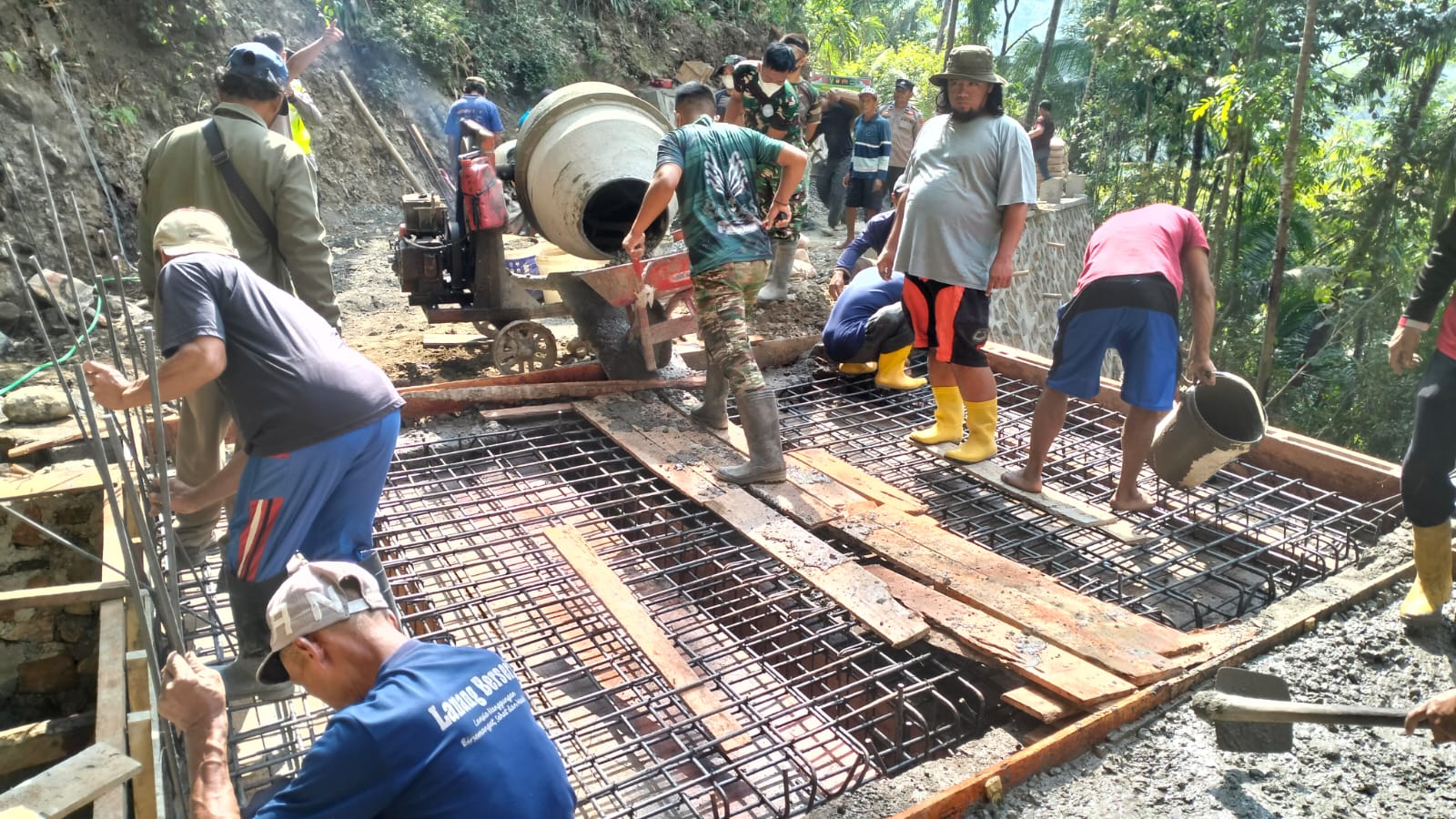 Selain mengerjakan rabat beton, Satgas TMMD juga membangun enam titik plat beton guna mendukung akses transportasi masyarakat, Sabtu (1/8/2026).