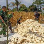 Memasuki tahap akhir pekerjaan, personel Satgas dan warga melaksanakan perataan bahu jalan (berem) untuk menyempurnakan konstruksi jalan, Minggu (2/8/2026).