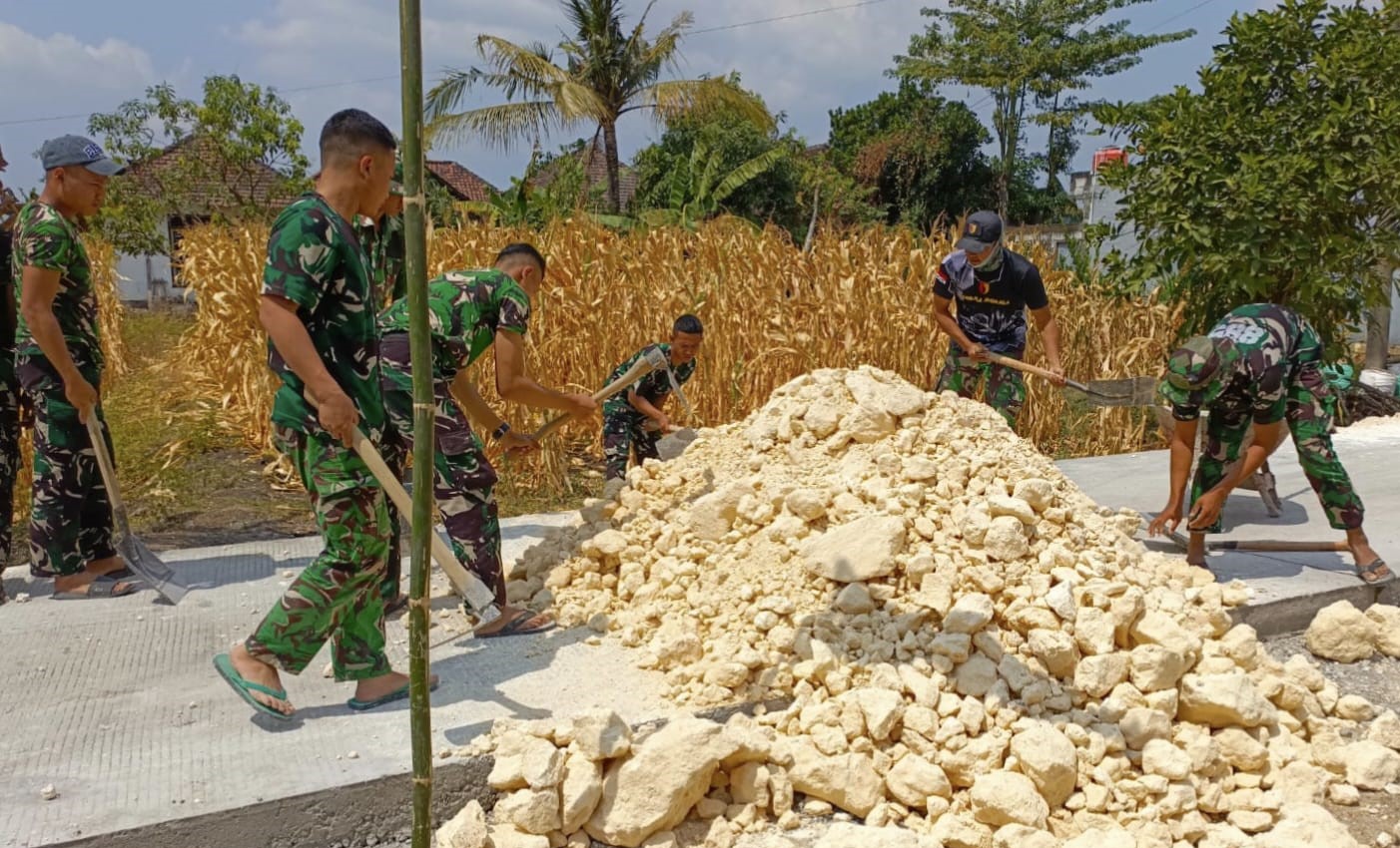 Memasuki tahap akhir pekerjaan, personel Satgas dan warga melaksanakan perataan bahu jalan (berem) untuk menyempurnakan konstruksi jalan, Minggu (2/8/2026).