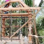 sebuah bangunan sederhana namun penuh makna mulai menarik perhatian masyarakat Dusun Kunir RT 01/09, Desa Gumelem Kulon, Kecamatan Susukan. Pos Kamling dengan desain atap limas kini mulai menampakkan bentuk akhirnya, Selasa (4/8/2026).