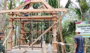 sebuah bangunan sederhana namun penuh makna mulai menarik perhatian masyarakat Dusun Kunir RT 01/09, Desa Gumelem Kulon, Kecamatan Susukan. Pos Kamling dengan desain atap limas kini mulai menampakkan bentuk akhirnya, Selasa (4/8/2026).