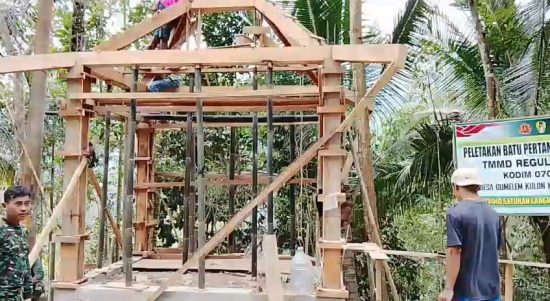 sebuah bangunan sederhana namun penuh makna mulai menarik perhatian masyarakat Dusun Kunir RT 01/09, Desa Gumelem Kulon, Kecamatan Susukan. Pos Kamling dengan desain atap limas kini mulai menampakkan bentuk akhirnya, Selasa (4/8/2026).