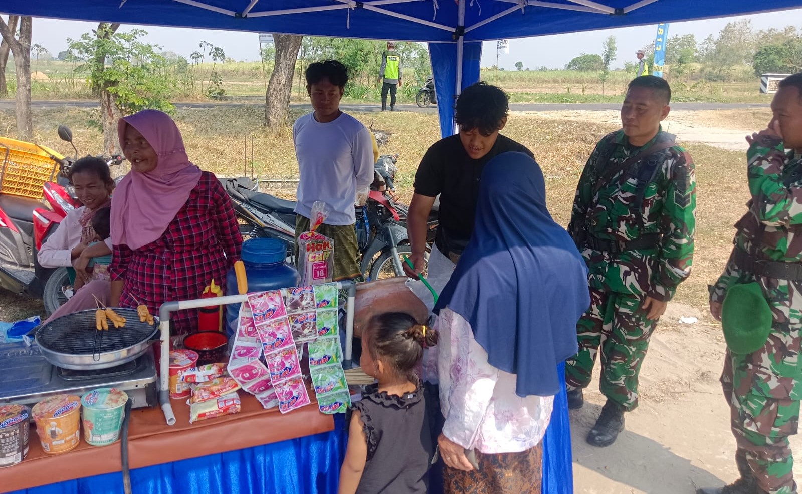 Salah satu yang merasakan dampak positif kegiatan tersebut adalah Yogik Saputra, pedagang es dawet tradisional. Minuman khas dengan cita rasa manis dan segar itu menjadi salah satu produk yang banyak diminati pengunjung bazar, Jumat (31/7/2026).