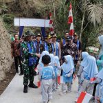 Keterangan Foto: Anak-anak PAUD Desa Gumelem Kulon menyambut Dandim 0704/Banjarnegara Letkol Inf Nodelismen Hulu, S.Pd., dan rombongan dalam rangkaian penutupan TMMD Reguler ke-129 Tahun Anggaran 2026 di Desa Gumelem Kulon, Kecamatan Susukan, Kabupaten Banjarnegara, Kamis (13/8/2026). Foto: Pendim Banjarnegara. Keterangan Foto: Anak-anak PAUD Desa Gumelem Kulon menyambut Dandim 0704/Banjarnegara Letkol Inf Nodelismen Hulu, S.Pd., dan rombongan dalam rangkaian penutupan TMMD Reguler ke-129 Tahun Anggaran 2026 di Desa Gumelem Kulon, Kecamatan Susukan, Kabupaten Banjarnegara, Kamis (13/8/2026). Foto: Pendim Banjarnegara.