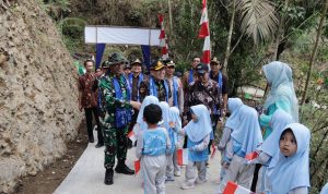 Keterangan Foto: Anak-anak PAUD Desa Gumelem Kulon menyambut Dandim 0704/Banjarnegara Letkol Inf Nodelismen Hulu, S.Pd., dan rombongan dalam rangkaian penutupan TMMD Reguler ke-129 Tahun Anggaran 2026 di Desa Gumelem Kulon, Kecamatan Susukan, Kabupaten Banjarnegara, Kamis (13/8/2026). Foto: Pendim Banjarnegara.