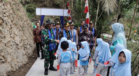 Keterangan Foto: Anak-anak PAUD Desa Gumelem Kulon menyambut Dandim 0704/Banjarnegara Letkol Inf Nodelismen Hulu, S.Pd., dan rombongan dalam rangkaian penutupan TMMD Reguler ke-129 Tahun Anggaran 2026 di Desa Gumelem Kulon, Kecamatan Susukan, Kabupaten Banjarnegara, Kamis (13/8/2026). Foto: Pendim Banjarnegara.