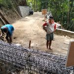 Hal tersebut terlihat dari aktivitas warga Desa Gumelem Kulon, Rosadi dan Eko, yang bersama-sama mengerjakan perakitan rangka besi untuk pembangunan enam titik plat beton di Dusun Kunir RT 01/09, Desa Gumelem Kulon, Kecamatan Susukan, Sabtu (1/8/2026).