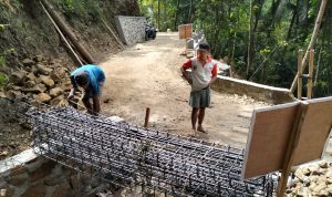 Hal tersebut terlihat dari aktivitas warga Desa Gumelem Kulon, Rosadi dan Eko, yang bersama-sama mengerjakan perakitan rangka besi untuk pembangunan enam titik plat beton di Dusun Kunir RT 01/09, Desa Gumelem Kulon, Kecamatan Susukan, Sabtu (1/8/2026).