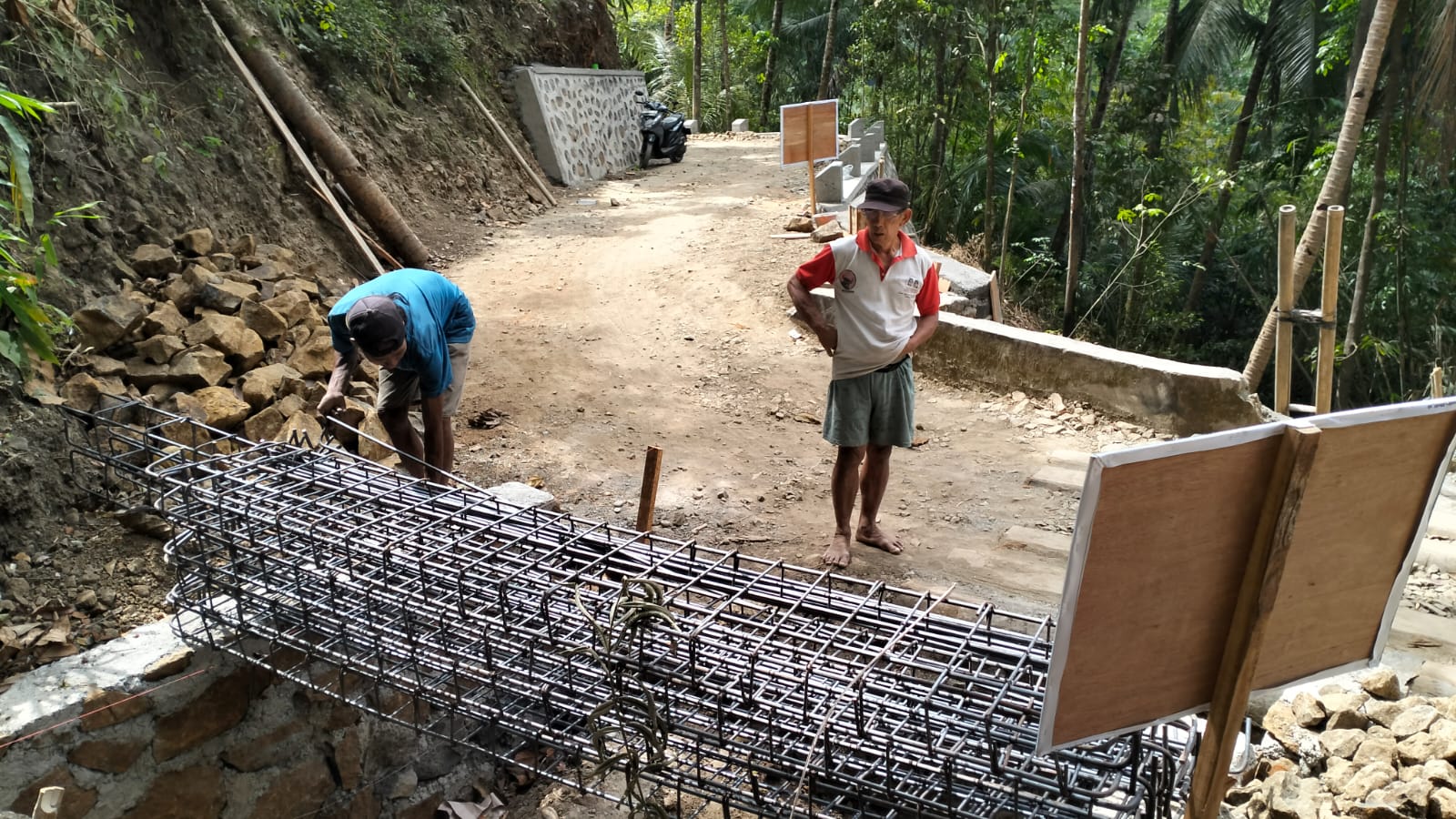 Hal tersebut terlihat dari aktivitas warga Desa Gumelem Kulon, Rosadi dan Eko, yang bersama-sama mengerjakan perakitan rangka besi untuk pembangunan enam titik plat beton di Dusun Kunir RT 01/09, Desa Gumelem Kulon, Kecamatan Susukan, Sabtu (1/8/2026).