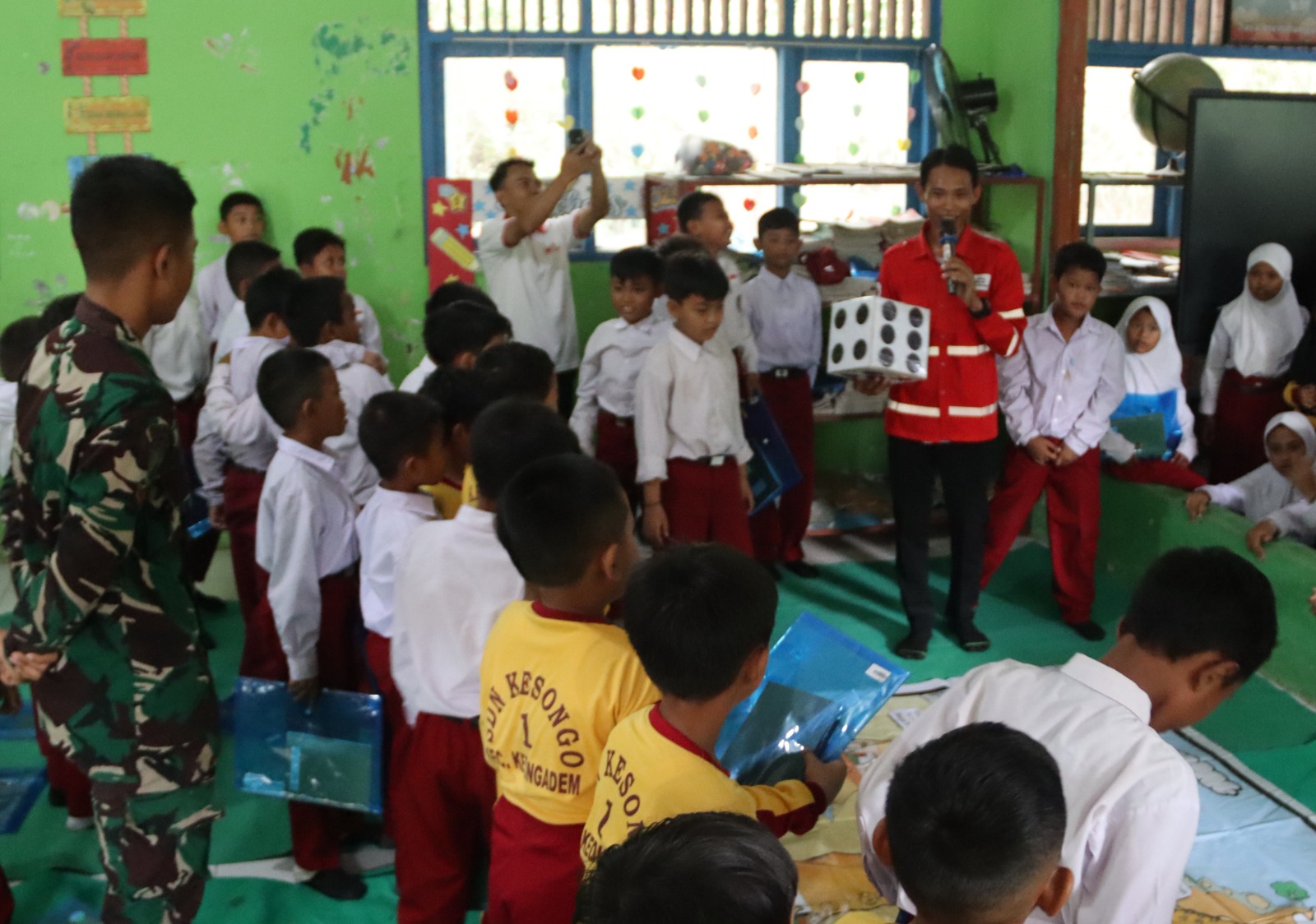 Melalui kolaborasi apik antara Dinas Sosial (Dinsos) Kabupaten Bojonegoro dan Taruna Siaga Bencana (Tagana), keceriaan dan edukasi berpadu di SDN Kesongo 1 (SDN Satu Atap) lewat program Tagana Masuk Sekolah (TMS), Selasa (4/8/2026).