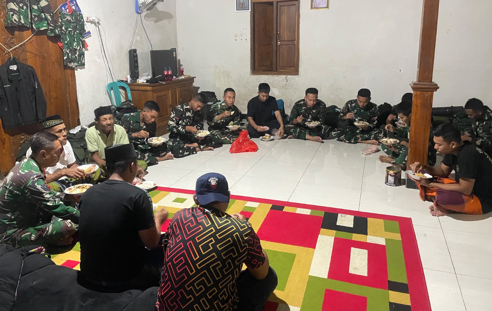 Suasana hangat penuh kekeluargaan mewarnai Pos 1 Satgas TNI Manunggal Membangun Desa (TMMD) ke-129 Kodim 0813/Bojonegoro di Desa Kesongo, Kecamatan Kedungadem, Rabu (5/8/2026) malam.