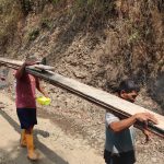Foto: Sunarto bersama warga memanggul papan untuk kebutuhan pemasangan bikisting pada pembangunan rabat beton dalam program TMMD Reguler ke-129 Kodim 0704/Banjarnegara di Dusun Kunir RT 01/09, Desa Gumelem Kulon, Kecamatan Susukan, Kamis (6/8/2026). Kekompakan warga menjadi wujud nyata semangat gotong royong mempercepat pembangunan desa. Foto: Deni Aripandi/Pendim Banjarnegara.
