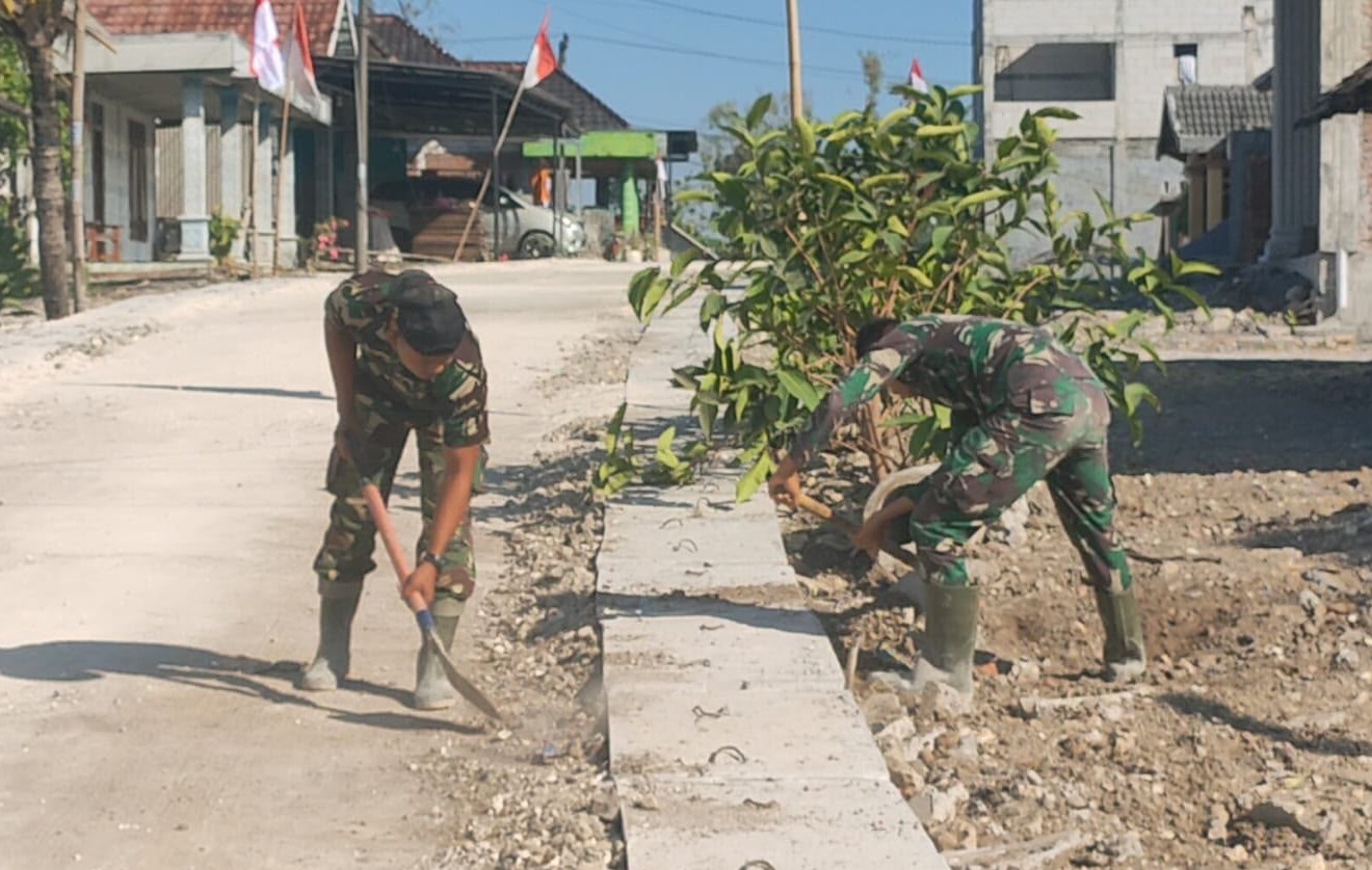 Satgas TMMD ke-129 Kodim 0813/Bojonegoro bersama warga bergotong royong mengerjakan pembangunan drainase sepanjang 330 meter di Dusun Krebet, Desa Kesongo, Kecamatan Kedungadem, Kabupaten Bojonegoro, Kamis (6/8/2026). Foto: Deni Ari Pandi/Sumber TMMD Bojonegoro.