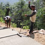 Finishing Jalan TMMD: Samsi melakukan grooving pada permukaan rabat beton dalam pelaksanaan TMMD Reguler ke-129 Kodim 0704/Banjarnegara di Dusun Kunir RT 01/09, Desa Gumelem Kulon, Kecamatan Susukan, Jumat (7/8/2026). Pembuatan alur pada beton dilakukan untuk meningkatkan daya cengkeram permukaan jalan.