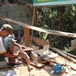 Pak Rido bersama anggota Satgas TMMD dan warga dengan teliti merangkai bekisting sebagai persiapan pengecoran plat beton di lokasi TMMD Reguler ke-129 Desa Gumelem Kulon, Kecamatan Susukan, Banjarnegara. Pak Rido bersama anggota Satgas TMMD dan warga dengan teliti merangkai bekisting sebagai persiapan pengecoran plat beton di lokasi TMMD Reguler ke-129 Desa Gumelem Kulon, Kecamatan Susukan, Banjarnegara.