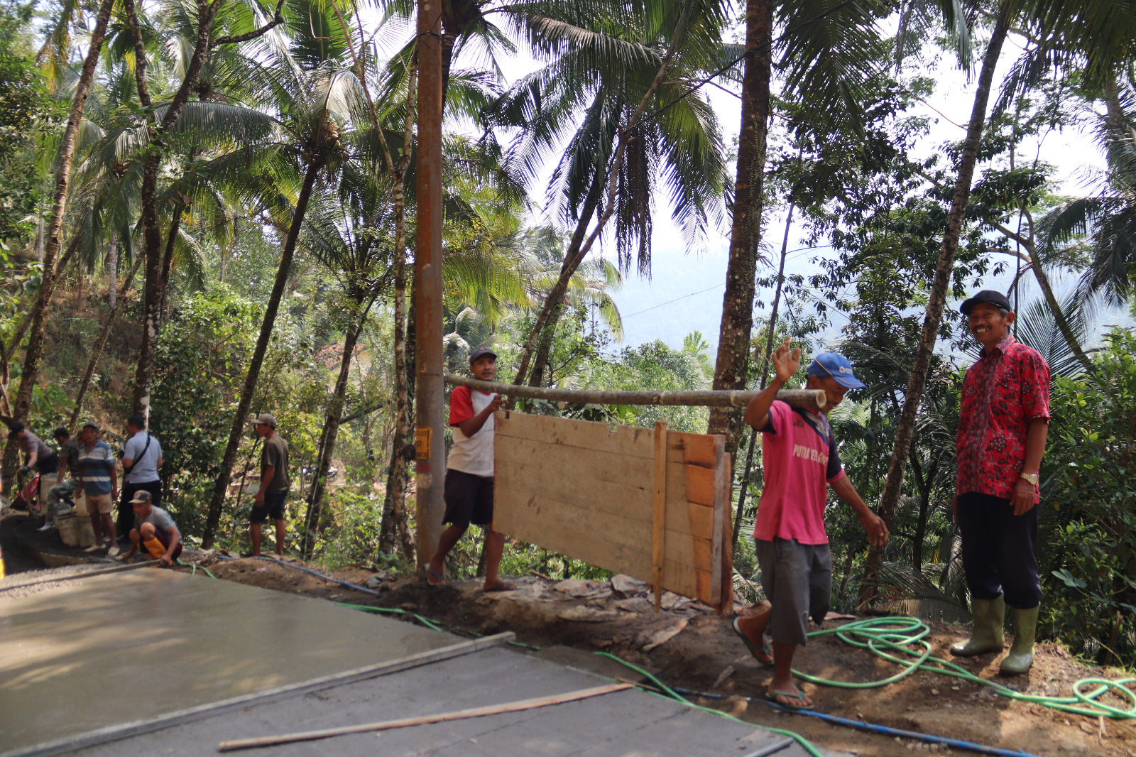 Pak Waryo selaku Ketua RW memantau sekaligus ikut mengarahkan warga dalam proses pembangunan rabat beton TMMD Reguler ke-129 di Dusun Kunir, Desa Gumelem Kulon, Kecamatan Susukan, Banjarnegara.