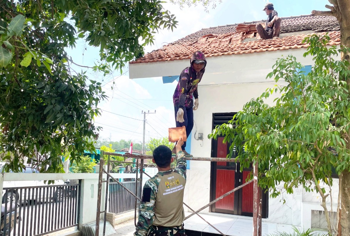Satgas TMMD ke-129 Kodim 0813 Bojonegoro bersama warga bergotong royong merehabilitasi SD Negeri Kesongo 1, Desa Kesongo, Kecamatan Kedungadem, Kabupaten Bojonegoro.