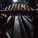 Sagi Triyono bersama anggota Satgas TMMD dan warga mengerjakan pembangunan Pos Kamling yang telah mencapai progres 85 persen di Desa Gumelem Kulon, Kecamatan Susukan, Kabupaten Banjarnegara, Senin (10/08/2026). Foto: Deni Aripandi/Sumber TMMD Banjarnegara.