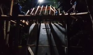 Sagi Triyono bersama anggota Satgas TMMD dan warga mengerjakan pembangunan Pos Kamling yang telah mencapai progres 85 persen di Desa Gumelem Kulon, Kecamatan Susukan, Kabupaten Banjarnegara, Senin (10/08/2026). Foto: Deni Aripandi/Sumber TMMD Banjarnegara.