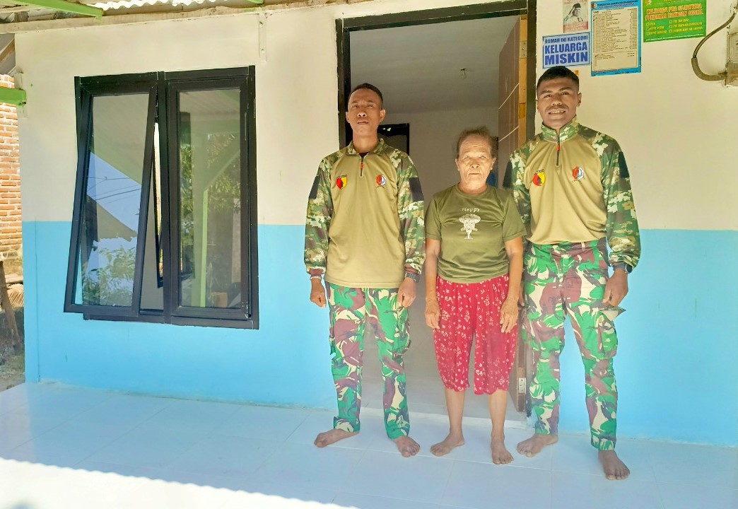 Keterangan Foto: Personel Satgas TMMD ke-129 Kodim 0813/Bojonegoro bersama warga saat menyelesaikan rehabilitasi rumah milik Saelah di RT 023/RW 004, Desa Kesongo, Kecamatan Kedungadem, Kabupaten Bojonegoro, Senin (10/8/2026). Foto: Deni Flamboyan/Sumber TMMD Bojonegoro