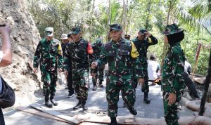 Tim Wasev TMMD Reguler ke-129 meninjau hasil pembangunan rabat beton sepanjang 737 meter di Dusun Kunir, Desa Gumelem Kulon, Kecamatan Susukan, Kabupaten Banjarnegara, Selasa (11/8/2026). Foto: Deni Flamboyan/Sumber TMMD Banjarnegara