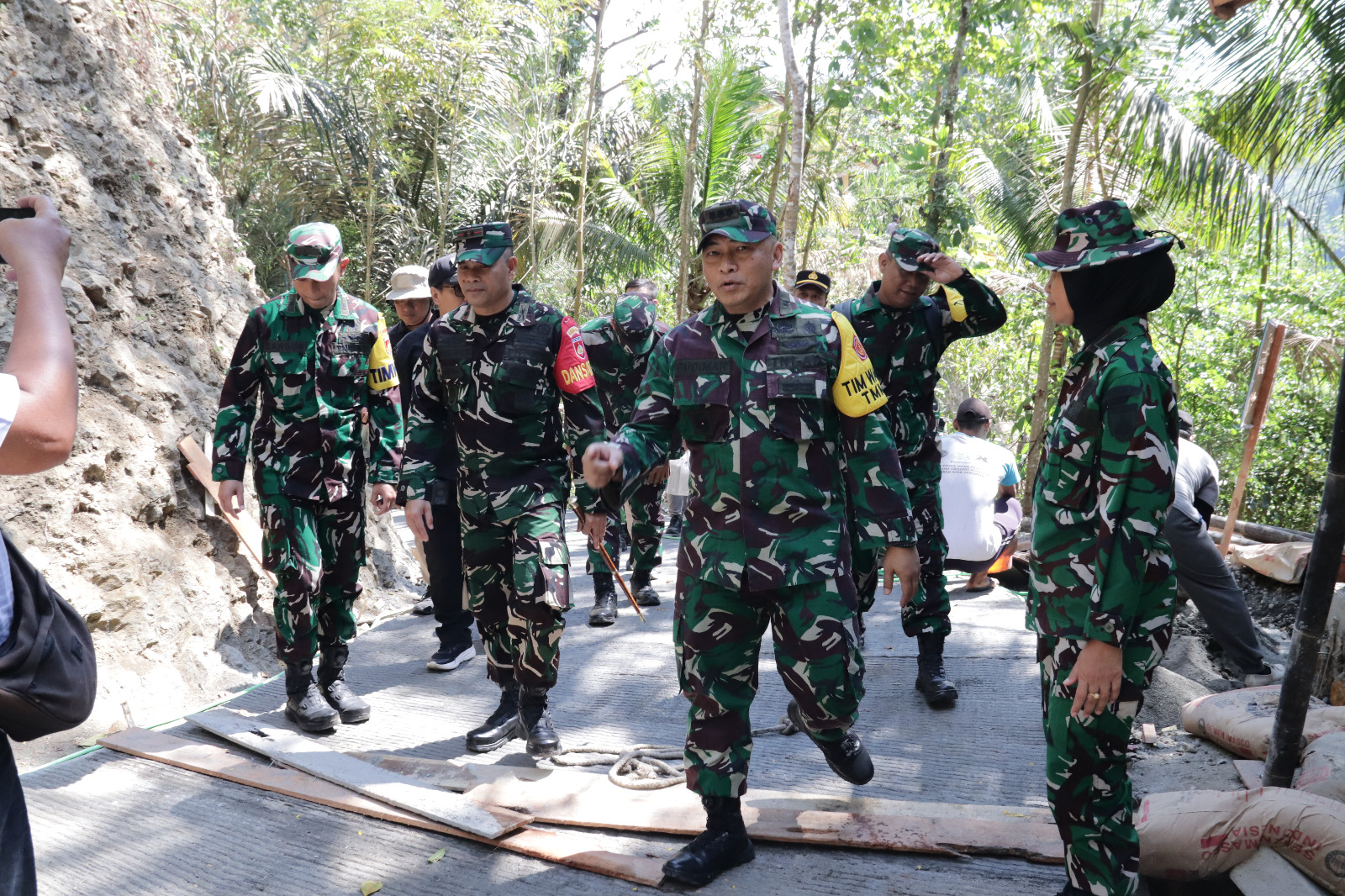 Tim Wasev TMMD Reguler ke-129 meninjau hasil pembangunan rabat beton sepanjang 737 meter di Dusun Kunir, Desa Gumelem Kulon, Kecamatan Susukan, Kabupaten Banjarnegara, Selasa (11/8/2026). Foto: Deni Flamboyan/Sumber TMMD Banjarnegara