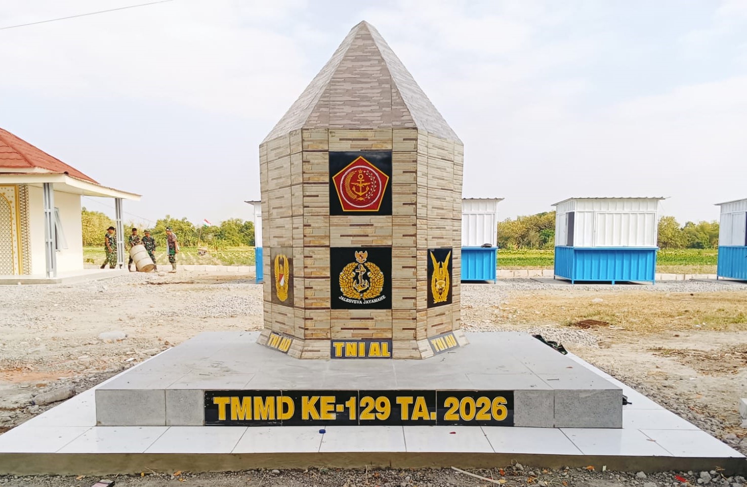 Tugu TMMD ke-129 Kodim 0813/Bojonegoro yang telah selesai dibangun di kawasan Rest Area Terpadu Desa Kesongo, Kecamatan Kedungadem, Kabupaten Bojonegoro, Selasa (11/8/2026). Foto: Deni Flamboyan/Sumber TMMD Bojonegoro