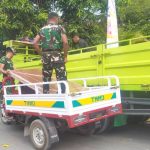 Di Desa Kesongo, Kecamatan Kedungadem, Kabupaten Bojonegoro, Sabtu (1/8/2026), personel Satgas TMMD memanfaatkan kendaraan roda tiga untuk mengangkut material bangunan menuju rumah-rumah penerima manfaat yang berada di gang sempit.