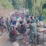 Personel TNI, Polri, dan masyarakat bersatu mempercepat pembangunan rabat beton di Dusun Kunir RT 01/09, Desa Gumelem Kulon, Kecamatan Susukan, Minggu (2/8/2026).
