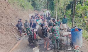 Personel TNI, Polri, dan masyarakat bersatu mempercepat pembangunan rabat beton di Dusun Kunir RT 01/09, Desa Gumelem Kulon, Kecamatan Susukan, Minggu (2/8/2026).