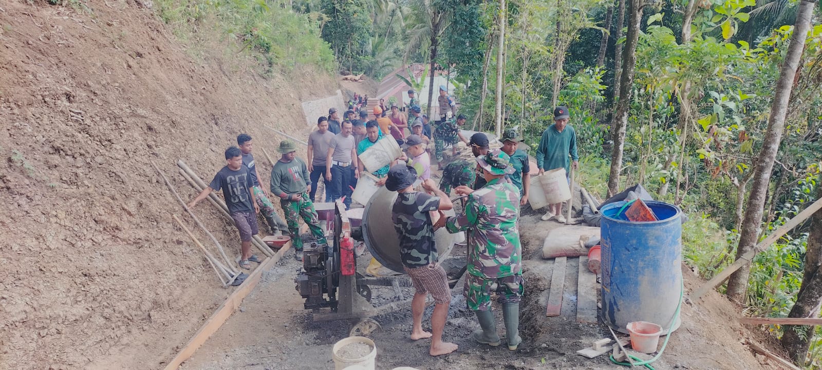 Personel TNI, Polri, dan masyarakat bersatu mempercepat pembangunan rabat beton di Dusun Kunir RT 01/09, Desa Gumelem Kulon, Kecamatan Susukan, Minggu (2/8/2026).