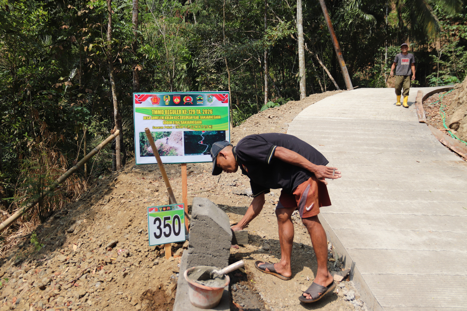 Program TNI Manunggal Membangun Desa (TMMD) Reguler ke-129 Tahun Anggaran 2026 Kodim 0704/Banjarnegara memasuki tahap akhir. Di Dusun Kunir RT 01 RW 09, Desa Gumelem Kulon, Kecamatan Susukan, proses finishing terus dilakukan untuk menyempurnakan hasil pekerjaan, Senin (3/8/2026).
