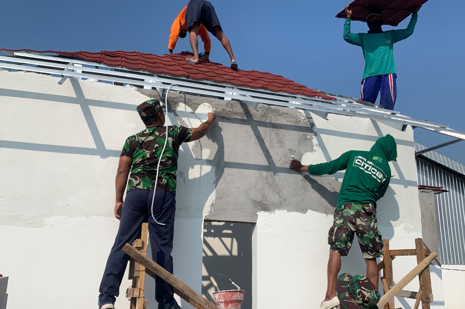 Pembangunan musala di kawasan Rest Area Terpadu perbatasan Desa Kesongo, Kecamatan Kedungadem, Kabupaten Bojonegoro, dengan Kecamatan Sukorame, Kabupaten Lamongan, terus dikebut dalam pelaksanaan Program TNI Manunggal Membangun Desa (TMMD) ke-129 Kodim 0813/Bojonegoro. Memasuki hari ke-20 pelaksanaan TMMD, Senin (3/8/2026),