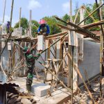 Pembangunan Rumah Tidak Layak Huni (RTLH) dalam program TMMD Reguler ke-129 TA 2026 Kodim 0704/Banjarnegara kini memasuki tahapan penting, yakni pengecoran slup atas yang dikerjakan bersama Satgas TMMD dan warga di Desa Gumelem Kulon, Kecamatan Susukan, Selasa (4/8/2026).