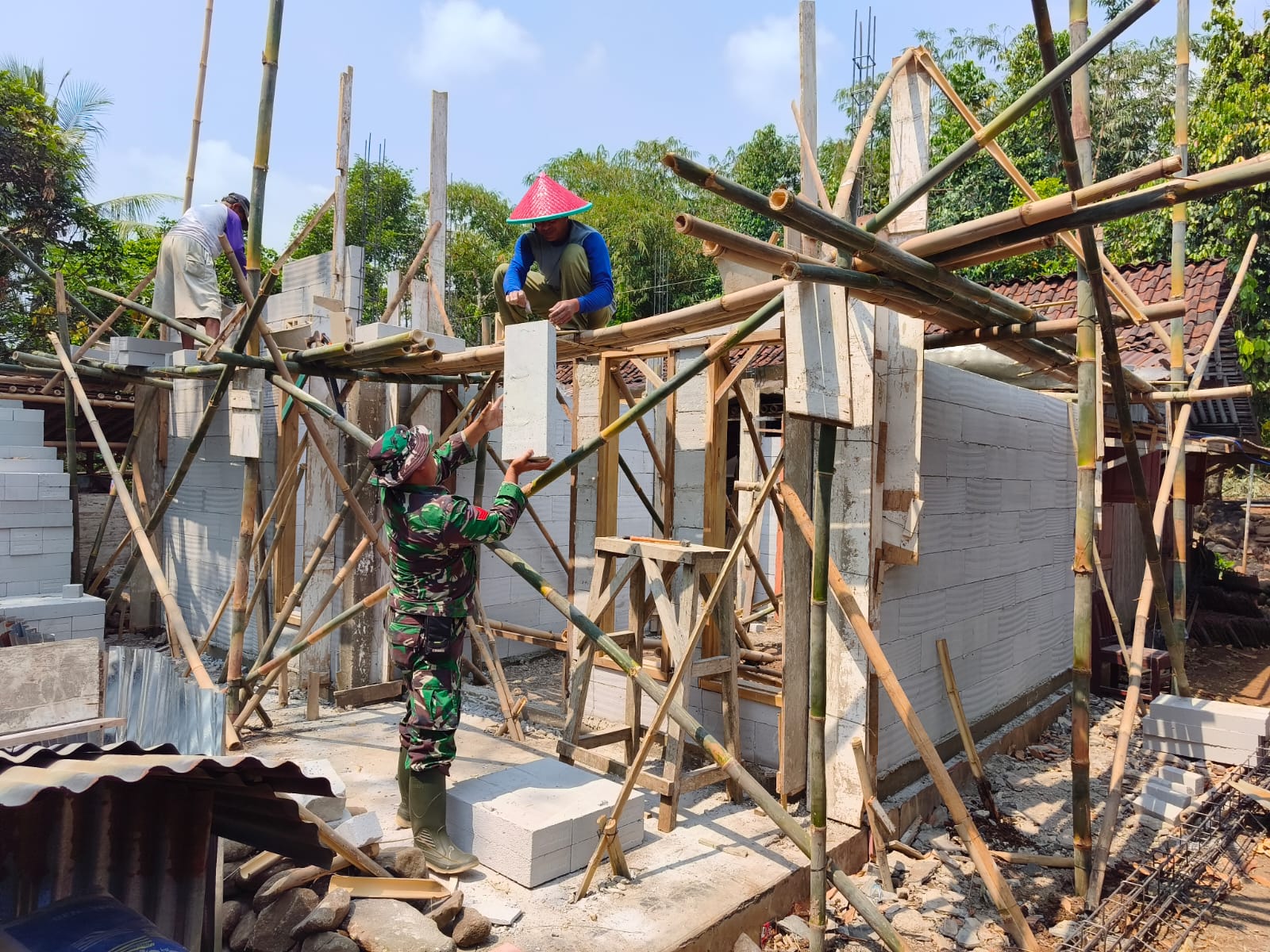 Pembangunan Rumah Tidak Layak Huni (RTLH) dalam program TMMD Reguler ke-129 TA 2026 Kodim 0704/Banjarnegara kini memasuki tahapan penting, yakni pengecoran slup atas yang dikerjakan bersama Satgas TMMD dan warga di Desa Gumelem Kulon, Kecamatan Susukan, Selasa (4/8/2026).