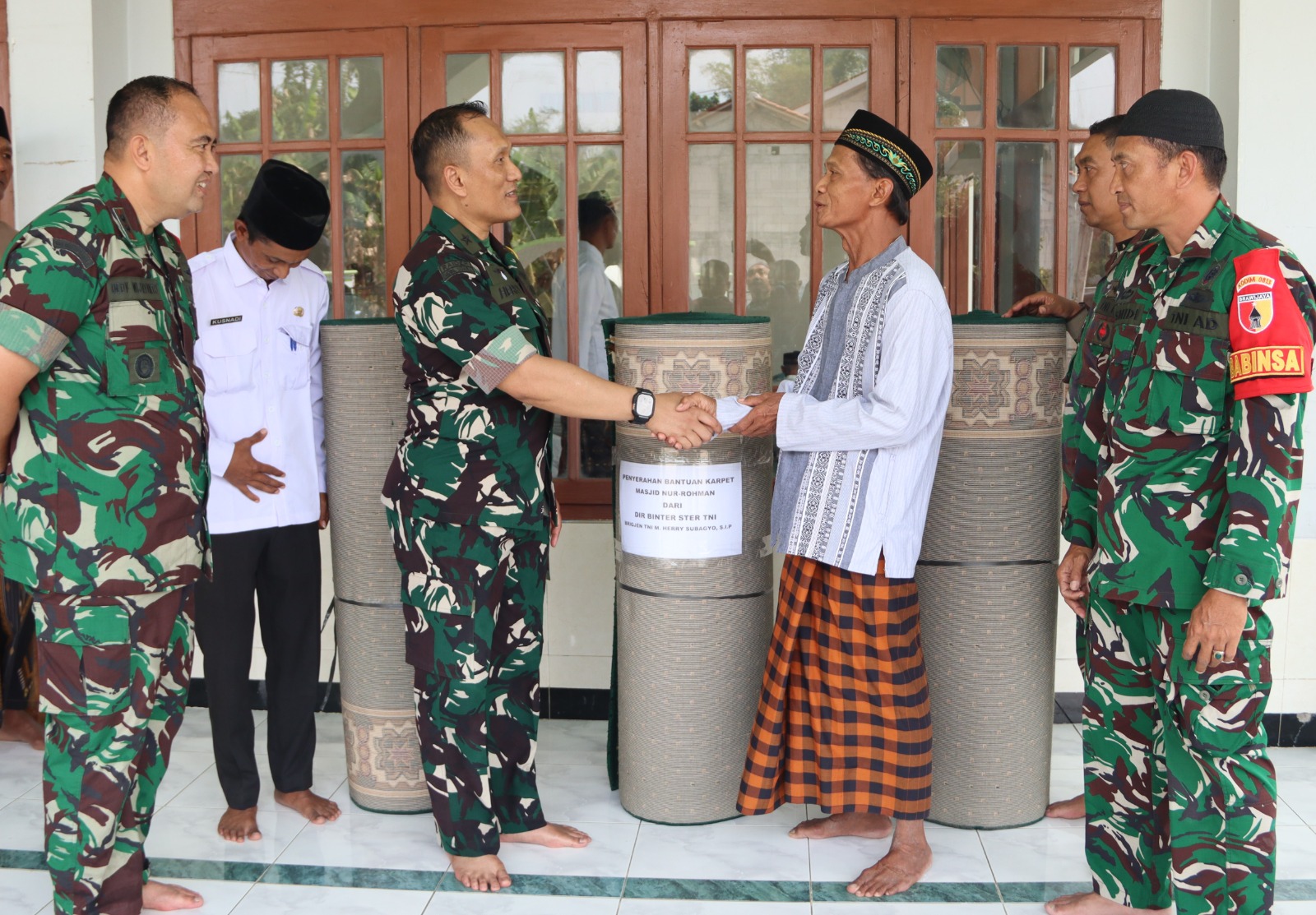 Di balik agenda peninjauan kegiatan fisik dan nonfisik, rombongan Tim Wasev juga menghadirkan kepedulian sosial melalui penyaluran bantuan untuk sarana ibadah masyarakat setempat, Jumat (31/7/2026).