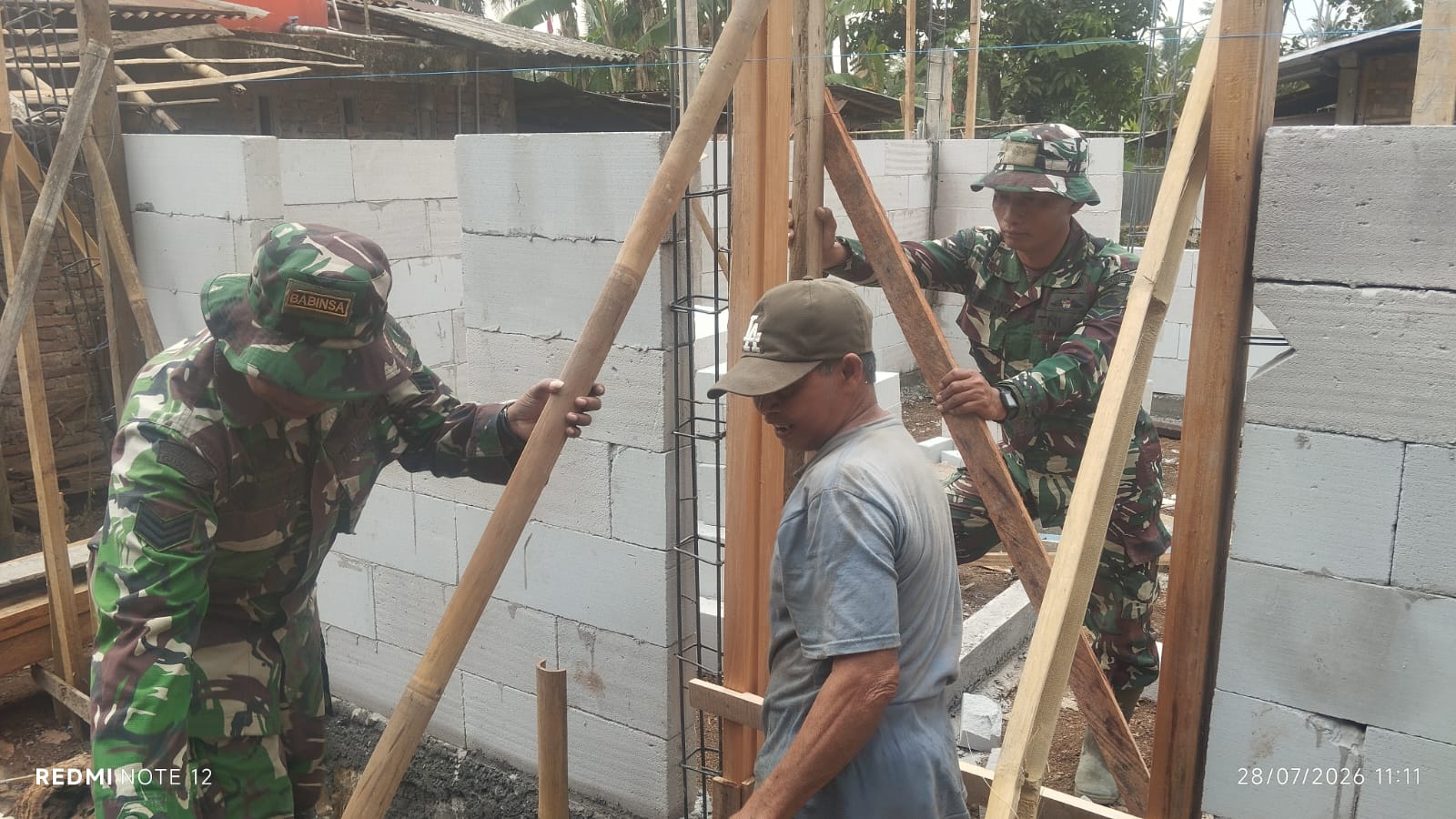 Melalui program TNI Manunggal Membangun Desa (TMMD) Reguler ke-129 Tahun Anggaran 2026 Kodim 0704/Banjarnegara, pembangunan Rumah Tidak Layak Huni (RTLH) miliknya kini telah mencapai progres 40 persen, Sabtu (1/8/2026).