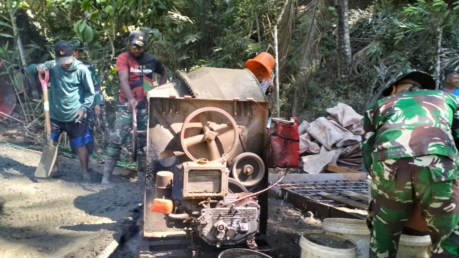 Enam titik gorong-gorong plat beton di Dusun Kunir RT 01/09, Desa Gumelem Kulon, Kecamatan Susukan, kini telah mencapai 92 persen dan memasuki tahap penyelesaian akhir, Rabu (5/8/2026).