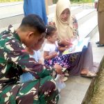 Prada Adnan FZ, anggota Satgas TMMD ke-129 Kodim 0813/Bojonegoro, mendampingi anak-anak membaca buku dalam kegiatan Layanan Terpadu Perpustakaan Desa (LTPD) di Pendopo Balai Desa Kesongo, Kecamatan Kedungadem, Selasa (4/8/2026). Foto : Deni Aripandi/Sumber TMMD Bojonegoro Prada Adnan FZ, anggota Satgas TMMD ke-129 Kodim 0813/Bojonegoro, mendampingi anak-anak membaca buku dalam kegiatan Layanan Terpadu Perpustakaan Desa (LTPD) di Pendopo Balai Desa Kesongo, Kecamatan Kedungadem, Selasa (4/8/2026). Foto : Deni Aripandi/Sumber TMMD Bojonegoro