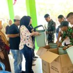 Personel Satgas TMMD ke-129 Kodim 0813/Bojonegoro membagikan tempat sampah kepada warga sebagai bagian dari edukasi menjaga kebersihan lingkungan di Desa Kesongo, Kecamatan Kedungadem, Kabupaten Bojonegoro, Kamis (6/8/2026). Foto: Deni Ari Pandi/Sumber TMMD Bojonegoro.