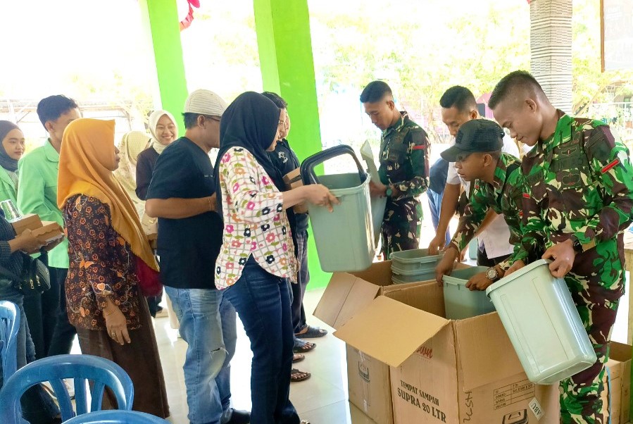Personel Satgas TMMD ke-129 Kodim 0813/Bojonegoro membagikan tempat sampah kepada warga sebagai bagian dari edukasi menjaga kebersihan lingkungan di Desa Kesongo, Kecamatan Kedungadem, Kabupaten Bojonegoro, Kamis (6/8/2026). Foto: Deni Ari Pandi/Sumber TMMD Bojonegoro.