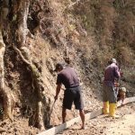 Pak Madrohim bersama warga memperkuat dan memeriksa bekisting rabat beton agar tetap kokoh selama proses pengecoran TMMD Reguler ke-129 di Desa Gumelem Kulon, Kecamatan Susukan, Banjarnegara. Pak Madrohim bersama warga memperkuat dan memeriksa bekisting rabat beton agar tetap kokoh selama proses pengecoran TMMD Reguler ke-129 di Desa Gumelem Kulon, Kecamatan Susukan, Banjarnegara.