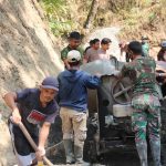 Anggota Satgas TMMD bersama masyarakat mengerjakan pembangunan rabat beton yang telah mencapai progres 88 persen di Dusun Kunir, Desa Gumelem Kulon, Kecamatan Susukan, Banjarnegara. Anggota Satgas TMMD bersama masyarakat mengerjakan pembangunan rabat beton yang telah mencapai progres 88 persen di Dusun Kunir, Desa Gumelem Kulon, Kecamatan Susukan, Banjarnegara.