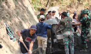 Anggota Satgas TMMD bersama masyarakat mengerjakan pembangunan rabat beton yang telah mencapai progres 88 persen di Dusun Kunir, Desa Gumelem Kulon, Kecamatan Susukan, Banjarnegara.