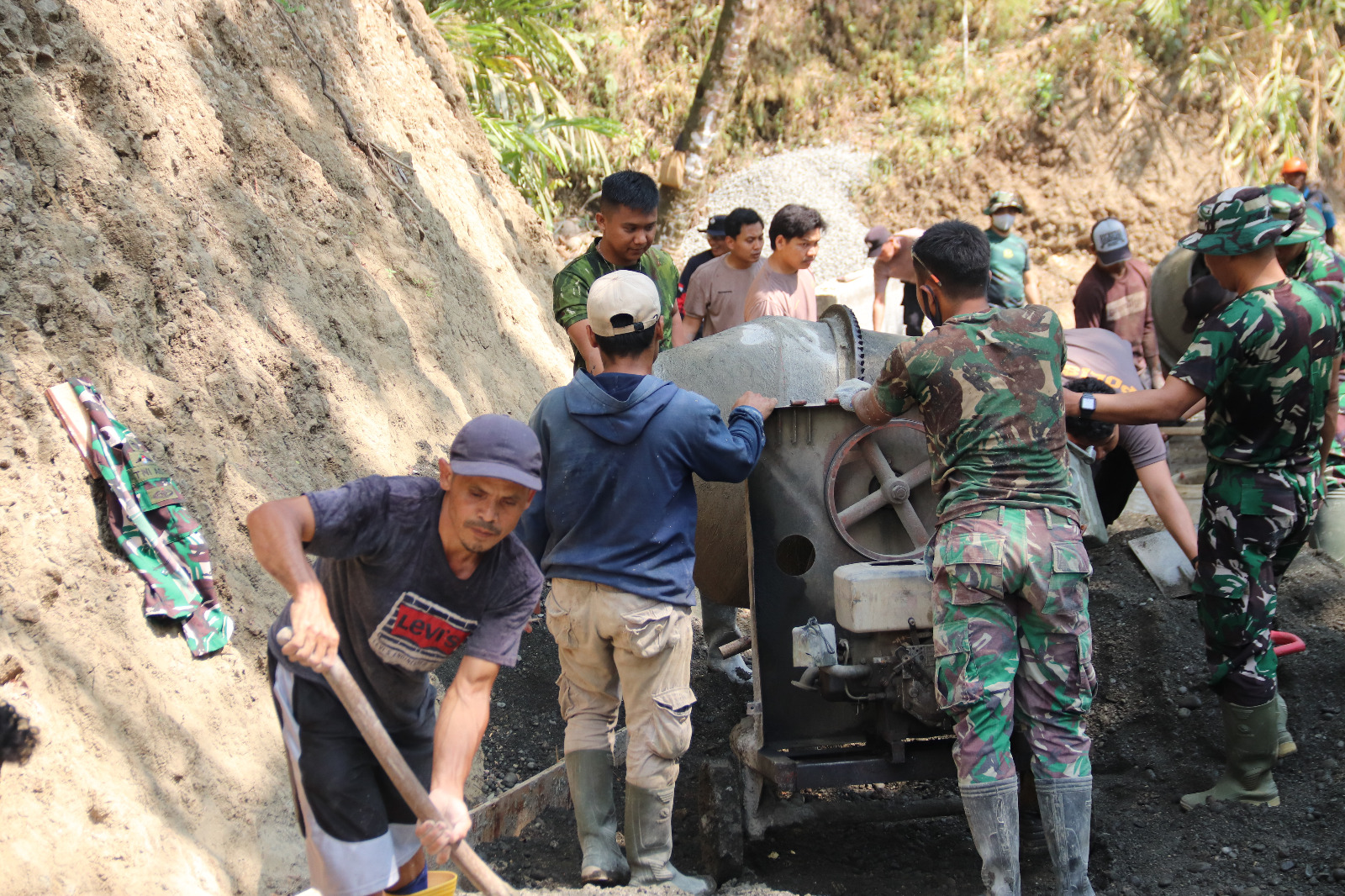 Anggota Satgas TMMD bersama masyarakat mengerjakan pembangunan rabat beton yang telah mencapai progres 88 persen di Dusun Kunir, Desa Gumelem Kulon, Kecamatan Susukan, Banjarnegara.