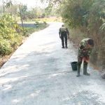 Personel Satgas TMMD ke-129 Kodim 0813/Bojonegoro membersihkan sisa material di jalan hasil pembangunan TMMD di Dusun Kedungpandan, Desa Kesongo, Kecamatan Kedungadem, Kabupaten Bojonegoro. Personel Satgas TMMD ke-129 Kodim 0813/Bojonegoro membersihkan sisa material di jalan hasil pembangunan TMMD di Dusun Kedungpandan, Desa Kesongo, Kecamatan Kedungadem, Kabupaten Bojonegoro.