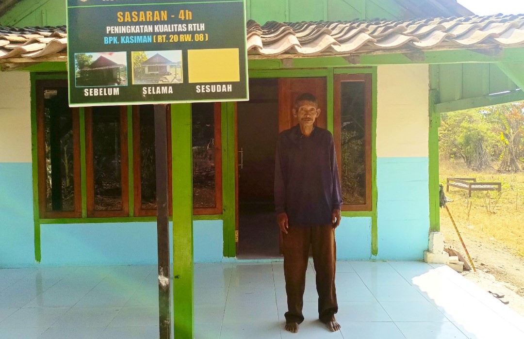 Personel Satgas TMMD ke-129 Kodim 0813/Bojonegoro bersama warga saat menyelesaikan rehabilitasi rumah milik Kasiman di RT 020/RW 08, Desa Kesongo, Kecamatan Kedungadem, Kabupaten Bojonegoro, Senin (10/8/2026).Foto: Deni Flamboyan/Sumber TMMD Bojonegoro