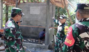 Tim Wasev TMMD Reguler ke-129 bersama jajaran terkait saat meninjau Pos Kamling berbentuk limas di Desa Gumelem Kulon, Kecamatan Susukan, Kabupaten Banjarnegara, Selasa (11/8/2026). Foto: Deni Flamboyan/Sumber TMMD Banjarnegara