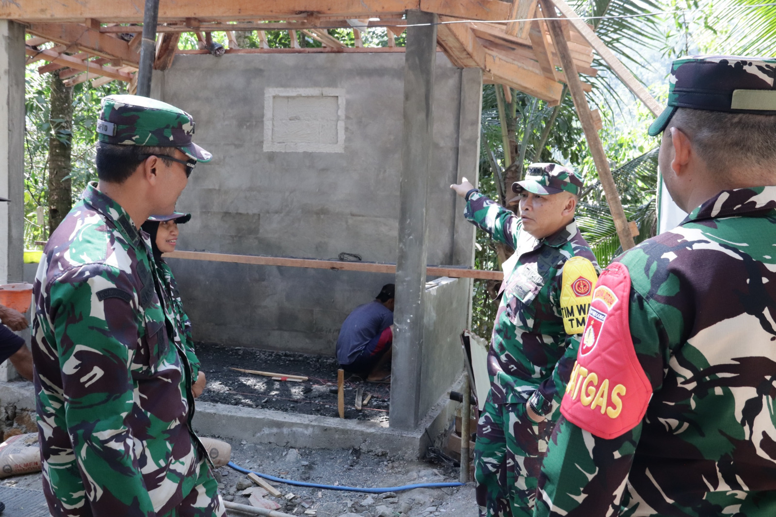Tim Wasev TMMD Reguler ke-129 bersama jajaran terkait saat meninjau Pos Kamling berbentuk limas di Desa Gumelem Kulon, Kecamatan Susukan, Kabupaten Banjarnegara, Selasa (11/8/2026). Foto: Deni Flamboyan/Sumber TMMD Banjarnegara